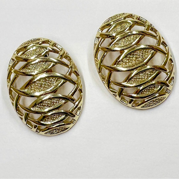 Vintage Emmons Gold Plated Oversized Oval Reticulated Clip Earrings - Picture 1 of 8